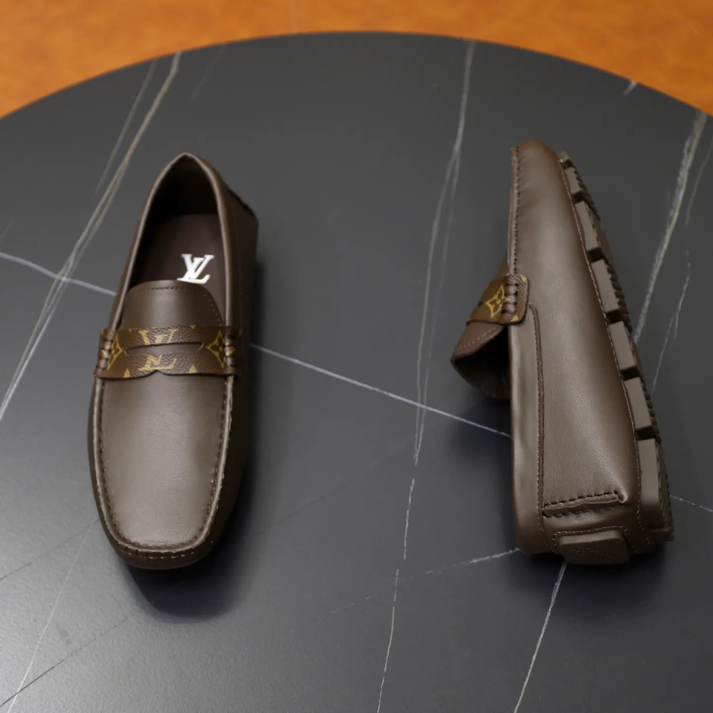 Ex-factory price: 460💰【LV】Louis Vuitton ⚠️High-end men’s driving and pedal series ⚠️38-44 (customized for 45) ⚠️All original cowhide leather! Thick and soft! Made entirely of calfskin lining! Rubber sheet anti-slip beanie sole! Three-dimensional package technology! Fashionable and classic! Handicrafts! Original high quality! Feel free to compare!